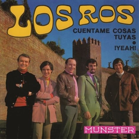 "LOS ROS, CUENTAME COSAS TUYAS o IYEAH!, MUNSTER." Fünf Männer stehen vor einer historischen Mauer.