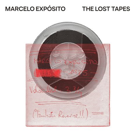 Oben steht "Marcelo Expósito" und "The Lost Tapes". Darunter eine Skizze einer Tonbandkassette mit handschriftlichem Text.