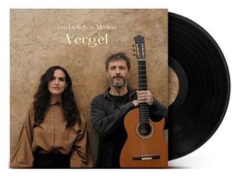 Text: "Lucia Fumero & Kepa Miranda Vergel." Eine Frau im braunen Hemd und ein Mann mit einer Gitarre stehen nebeneinander.