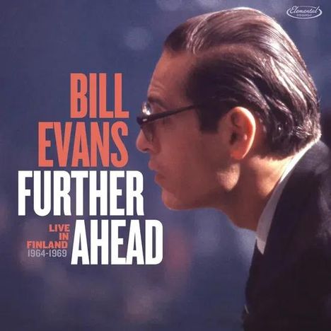 "Bill Evans Further Ahead Live in Finland 1964-1969" in weißen und roten Buchstaben, Profil eines Mannes mit Brille.