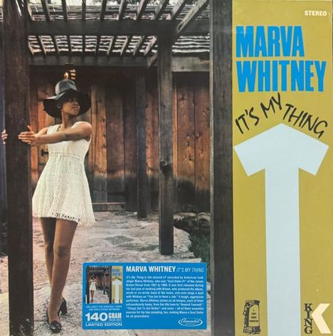 MARVA WHITNEY IT'S MY THING. Frau in weißem Kleid und Hut steht draußen, stützt sich an einem Holzbalken ab.