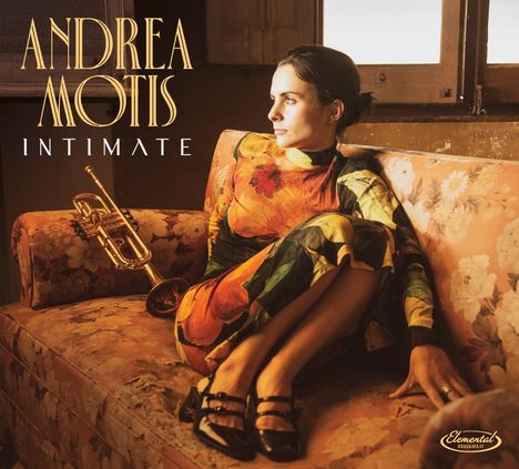 Text: "ANDREA MOTIS INTIMATE". Eine Frau in einem bunten Kleid sitzt auf einem antiken Sofa mit einer Trompete daneben.