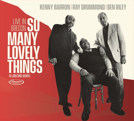 "Live in Brecon: So Many Lovely Things" steht neben drei elegant gekleideten Männern, zwei stehend, einer sitzend.