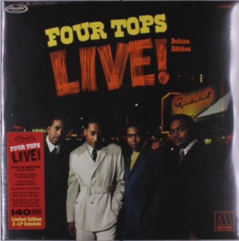 "FOUR TOPS LIVE! Deluxe Edition" steht groß über vier elegant gekleideten Männern, vor einem Gebäude mit Leuchtreklame.