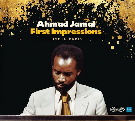 Ahmad Jamal "First Impressions: Live in Paris". Ein Mann im Anzug spielt konzentriert an einem Klavier. Goldene Spritzer oben.