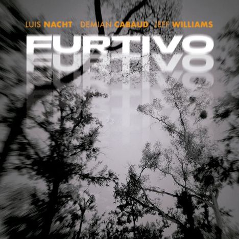 Text: "Furtivo, Luis Nacht, Demian Cabaud, Jeff Williams." Schwarz-weißes Bild von Bäumen mit unscharfem Zoom-Effekt.