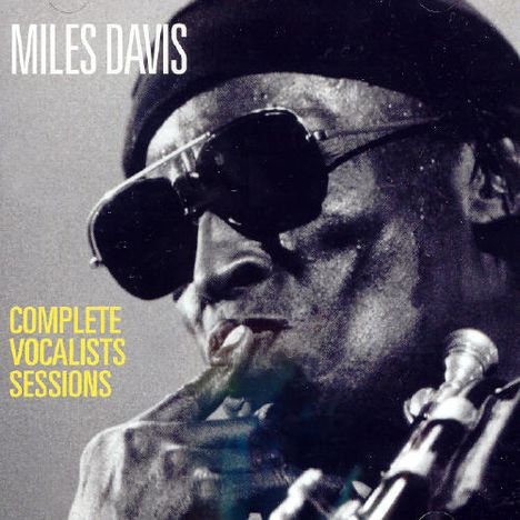 Oben steht „MILES DAVIS“. Links unten „COMPLETE VOCALISTS SESSIONS“. Ein Musiker spielt Trompete, trägt Sonnenbrille.