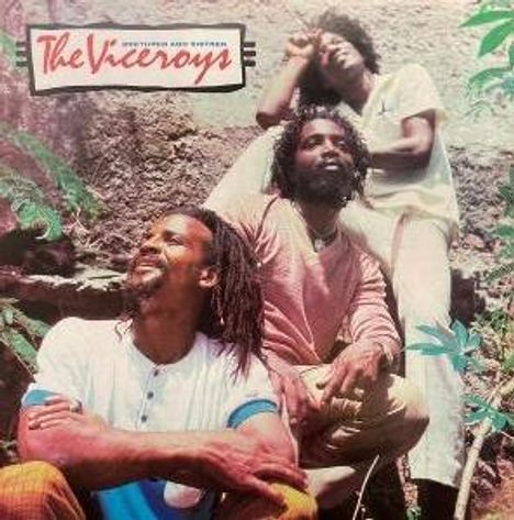 „The Viceroys“ steht oben links. Drei Männer sitzen entspannt im Freien neben einer Steinmauer.