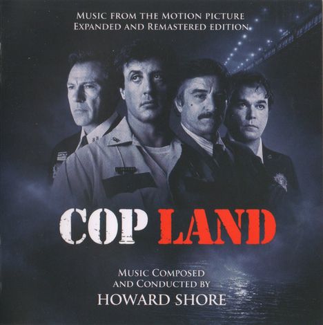 Text: "COP LAND", "Music from the Motion Picture", "Expanded and Remastered Edition", "Music Composed and Conducted by Howard Shore". 

Beschreibung: Vier ernst blickende Männer in Polizeiuniformen vor einem Brückenhintergrund.
