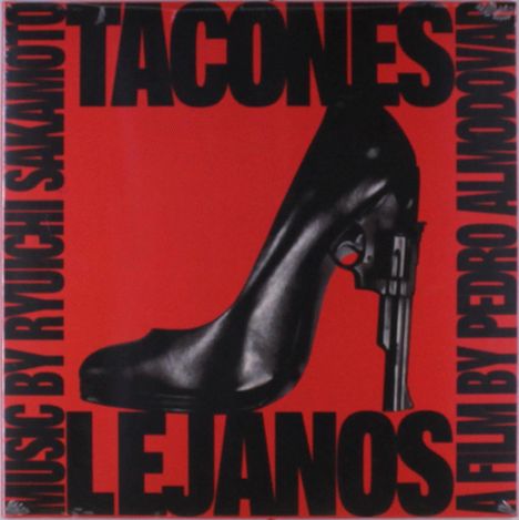 „TACONES LEJANOS“, „Music by Ryuichi Sakamoto“, „Film by Pedro Almodóvar“. Schwarzer Stöckelschuh mit Pistole.