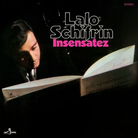 "Lalo Schifrin, Insensatez" in Weiß und Pink. Ein Mann liest konzentriert Noten am Klavier.