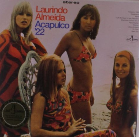 „Lauindo Almeida Acapulco '22“, vier Frauen in bunten Strandoutfits, eine sitzt auf einem dekorativen Stuhl.