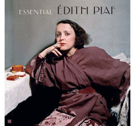 Text: "ESSENTIAL ÉDITH PIAF". Eine Frau in einem türkisfarbenen Raum, mit dunkelbraunem Haar, in einem purpurfarbenen Kleid, raucht.
