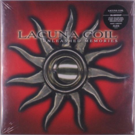 „Lacuna Coil Unleashed Memories“. Ein Sonnenmotiv auf rotem Hintergrund mit metallischem, zentralem Element.