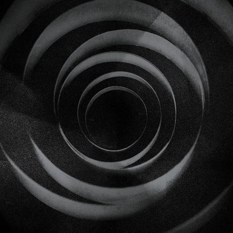 Keine Texte erkennbar. Eine spiralförmige, dunkle Tunneloptik mit Lichtreflexionen in Grautönen.
