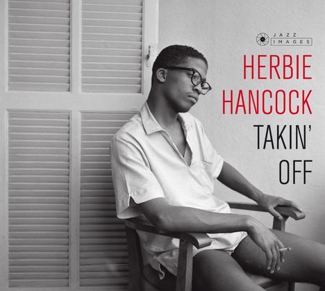 „HERBIE HANCOCK TAKIN' OFF“. Schwarz-Weiß-Foto eines jungen Mannes, entspannt auf einem Stuhl sitzend.
