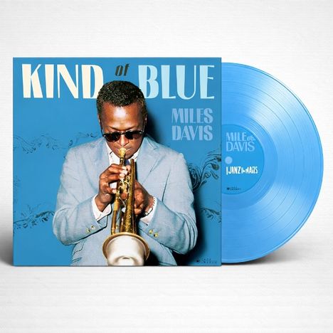 "Kind of Blue", "Miles Davis" in großen Buchstaben auf blauem Hintergrund. Miles spielt Trompete, daneben eine blaue Schallplatte.