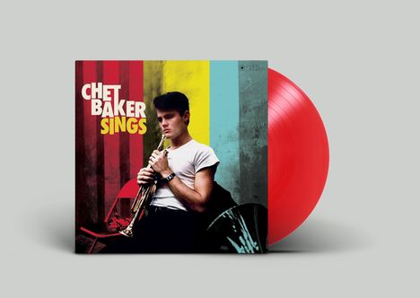 "Chet Baker Sings" steht in weißen und gelben Buchstaben. Ein Mann hält eine Trompete; roter Vinyl-Hintergrund.