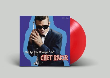 "The Lyrical Trumpet of CHET BAKER" steht in stilvoller Schrift. Ein Mann in Anzug und Sonnenbrille hält eine Trompete.