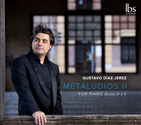 GUSTAVO DÍAZ-JEREZ, METALUDIOS II, FOR PIANO Books IV & V. Mann im Anzug lehnt an Holzbalken, im Hintergrund Fenster.