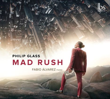 "Philip Glass Mad Rush, Fabio Álvarez Piano." Eine Person im Anzug steht auf Felsen, über ihr eine umgedrehte Stadt.