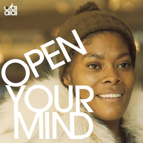 Text: "OPEN YOUR MIND". Eine lächelnde Person mit Mütze und Fellkragen in einem neutralen Hintergrund.