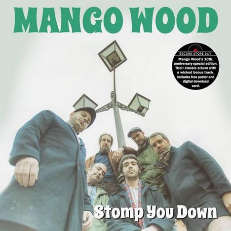 "MANGO WOOD", "Stomp You Down". Sechs Personen stehen im Halbkreis unter einer Straßenlaterne, Blick von unten.