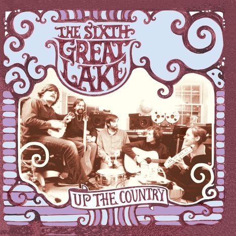 „THE SIXTH GREAT LAKE“ und „UP THE COUNTRY“. Fünf Personen musizieren in einem retro-stilisierten Raum.