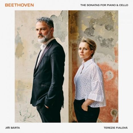 Oben: "BEETHOVEN - THE SONATAS FOR PIANO & CELLO". Unten: "JÍŘÍ BÁRTA, TEREZIE FIALOVÁ". Zwei Personen vor einer alten Wand.