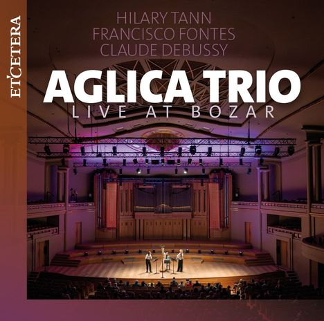 AGLICA TRIO, LIVE AT BOZAR. Hilary Tann, Francisco Fontes, Claude Debussy. Drei Musiker auf beleuchteter Bühne in Konzertsaal.