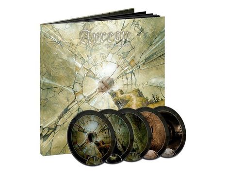 „Ayreon - The Human Equation“ steht auf einem kunstvoll gestalteten Albumcover mit fünf CDs davor.