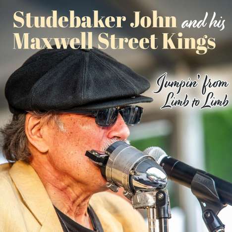 „Studebaker John and his Maxwell Street Kings Jumpin‘ from Limb to Limb.“ Mann mit Sonnenbrille spielt Mundharmonika.
