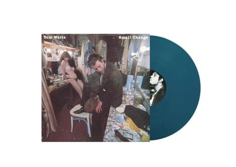 "Tom Waits Small Change" in weißer Schrift, ein Mann in einem Raum mit unordentlichem Schminktisch, neben ihm eine sitzende Frau. 