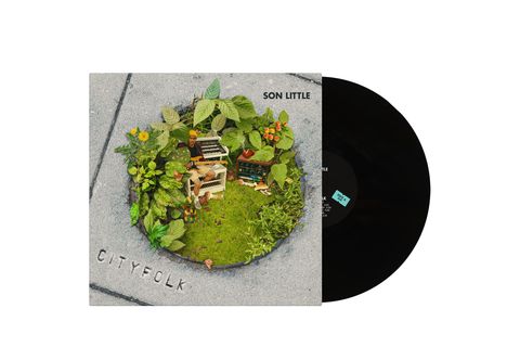 Text: CITYFOLK, SON LITTLE. Ein runder Pflanzengarten auf Beton, darin eine Person mit Instrumenten umgeben von Pflanzen.