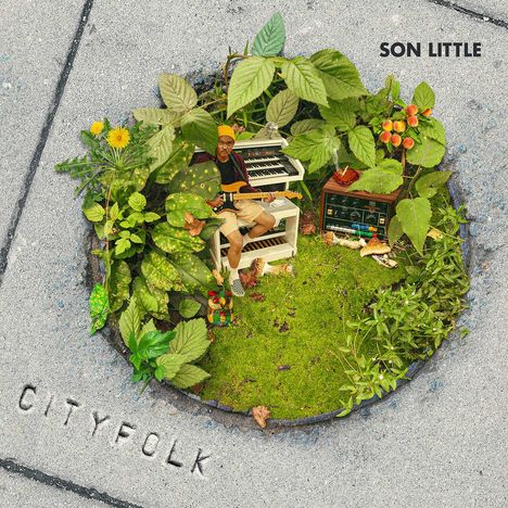 "SON LITTLE" oben rechts, "CITYFOLK" unten links. Ein Mann mit Gitarre sitzt in einer grünen Pflanzenoase.