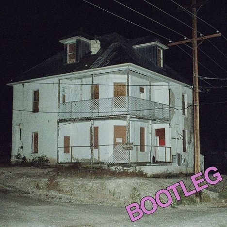 „BOOTLEG“ in rosa Winkeltext. Verlassenes Haus mit Holzbrettern an den Fenstern, davor Stromleitung.