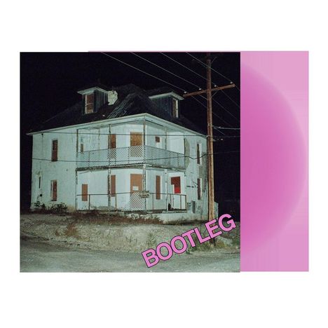 Text "BOOTLEG" in pink auf einem lila Hintergrund. Ein verlassenes, zweistöckiges Haus bei Nacht.