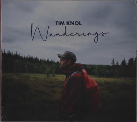 Text: "Tim Knol Wanderings". Eine Person in roter Jacke mit Rucksack steht in einer weiten Landschaft unter bewölktem Himmel.