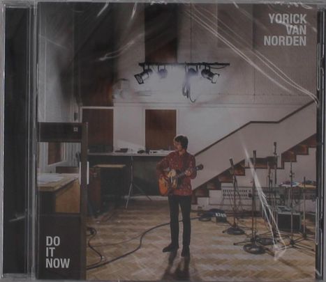 Text: „Yorick van Norden“, „Do It Now“. Eine Person mit Gitarre in einem Aufnahmestudio.