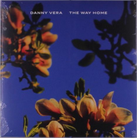 "DANNY VERA THE WAY HOME" über orange Blüten vor blauem Himmel.