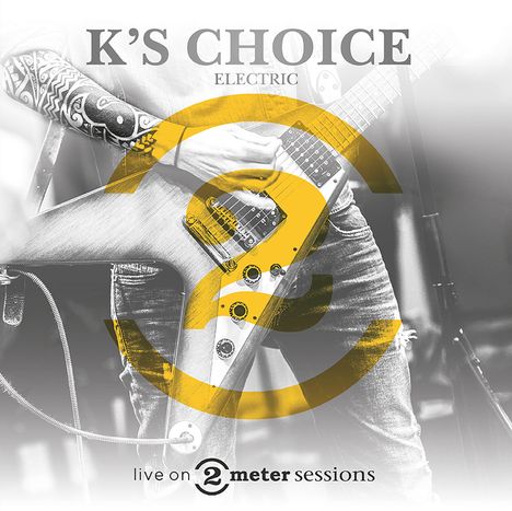 Text: "K'S CHOICE ELECTRIC", "live on 2 meter sessions". Schwarz-weißes Bild einer tätowierten Person mit Gitarre. Gelbes Design.