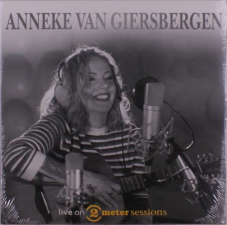 Text: "Anneke van Giersbergen" und "live on 2 meter sessions". Frau mit Kopfhörern singt fröhlich in ein Mikrofon.