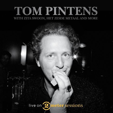 Tom Pintens, "live on 2 meter sessions". Ein Mann hält eine Mundharmonika und schaut in die Kamera.