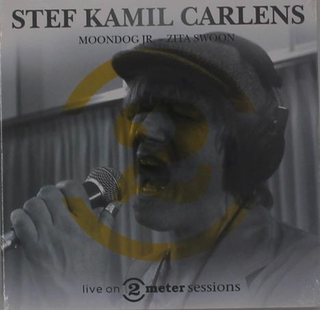 STEF KAMIL CARLENS, MOONDOG JR, ZITA SWOON, live on 2 meter sessions. Schwarz-Weiß-Foto eines Sängers mit Mikrofon.