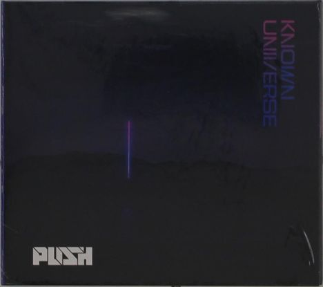 Text: "KNOWN UNIVERSE" und "PLUSH". Dunkle, abstrakte Landschaft mit einem vertikalen, leuchtenden Lichtstrahl.