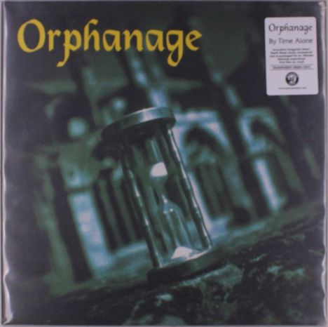 "Orphanage" in gelber Schrift. Sanduhr im Vordergrund, unscharfer, düsterer Hintergrund mit architektonischen Elementen.