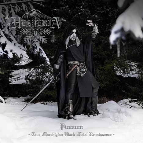 Texte: "Hesperia", "Picenum", "True Marchigian Black Metal Renaissance". Person in schwarzem Umhang im verschneiten Wald.