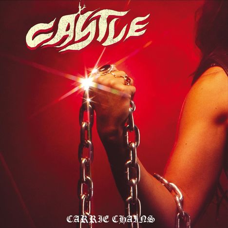 Text: „CASTLE“ und „CARRIE CHAINS“. Ein Arm hält glänzende Ketten vor rotem Hintergrund.