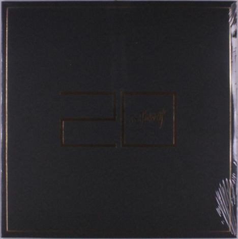 Text in der Mitte: „20“ und daneben unleserlich. Dunkler Hintergrund mit schimmernden Details an der Kante.