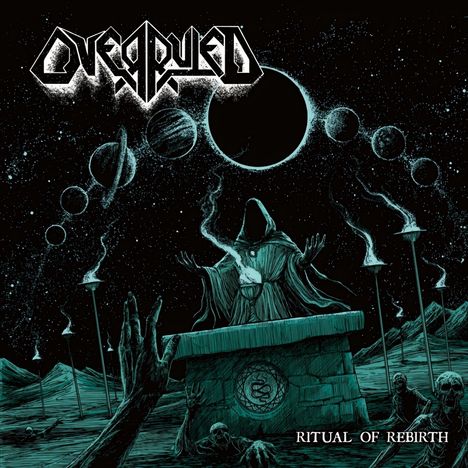 "RITUAL OF REBIRTH", stilisierter Text oben. Illustration: Kapuzengestalt vor einer dunklen, planetengefüllten Kulisse.
